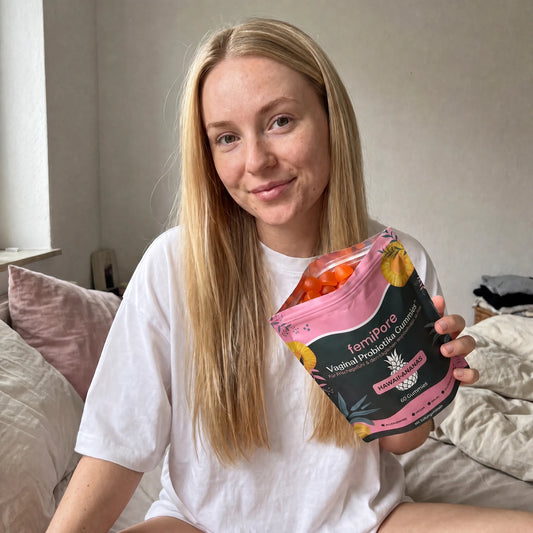 np-01-blondine-schlafzimmer-selfie.webp